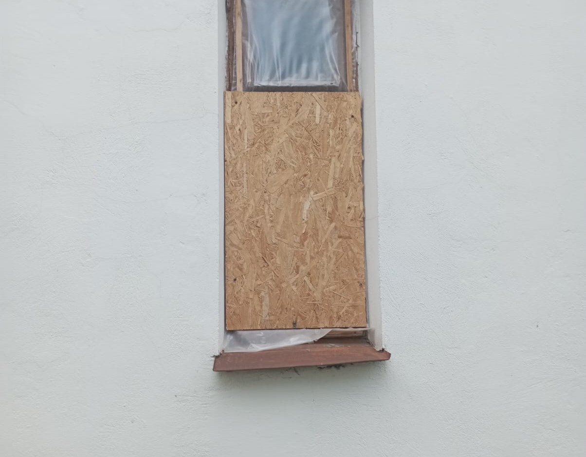 Вибило 6 вікон пенсіонерці з Білопілля