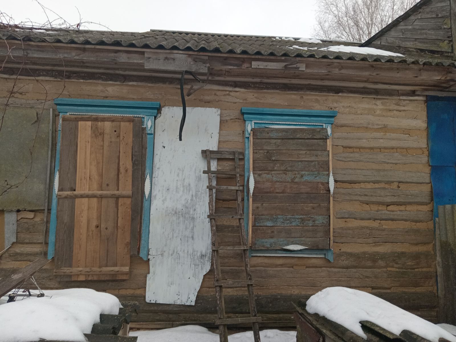 Пенсіонерка зі Зноб-Новгородського живе в будинку з заклеєними плівкою вікнами