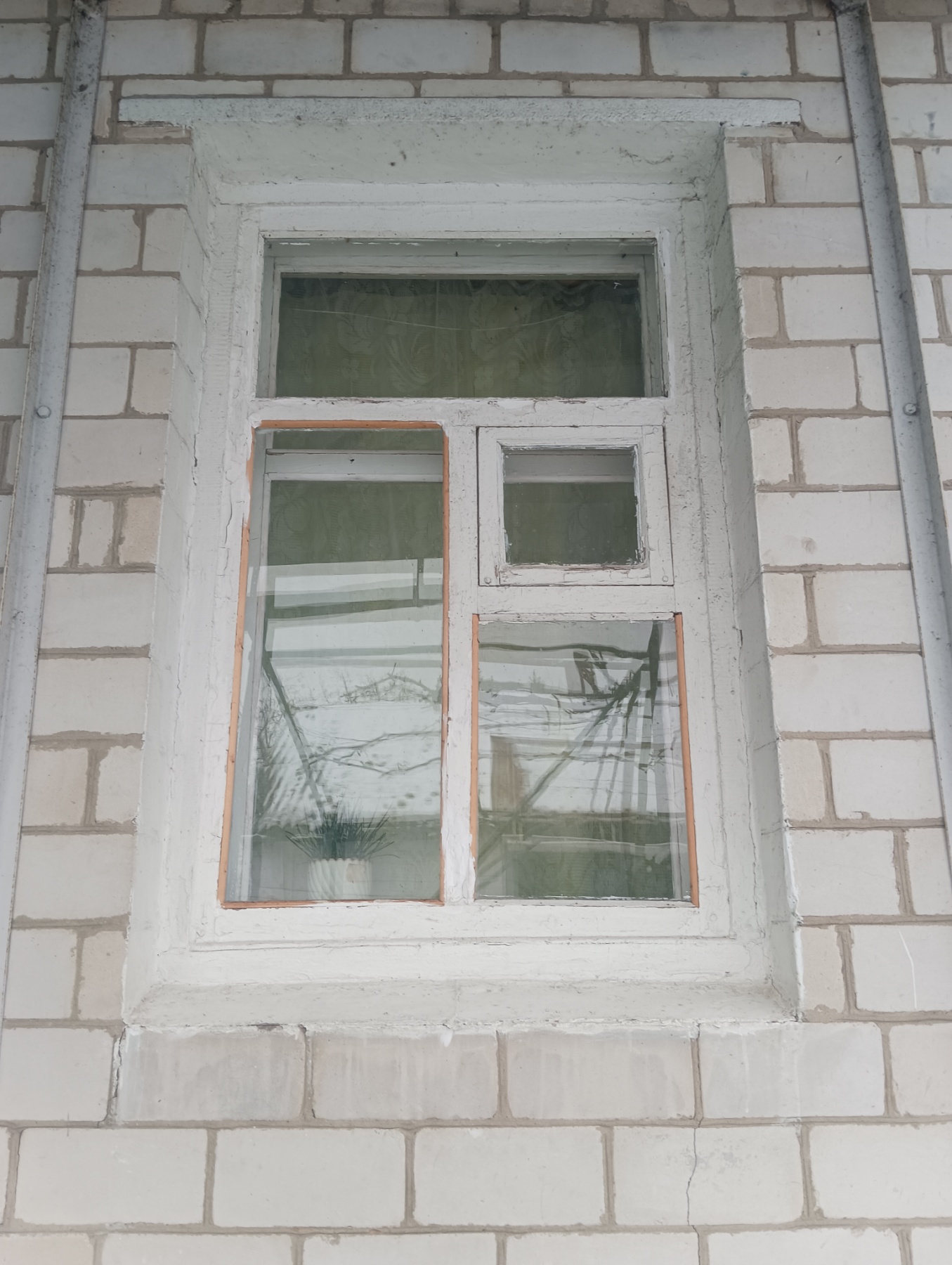 Подружжя пенсіонерів з Кияниці живе в пошкодженому обстрілом будинку 