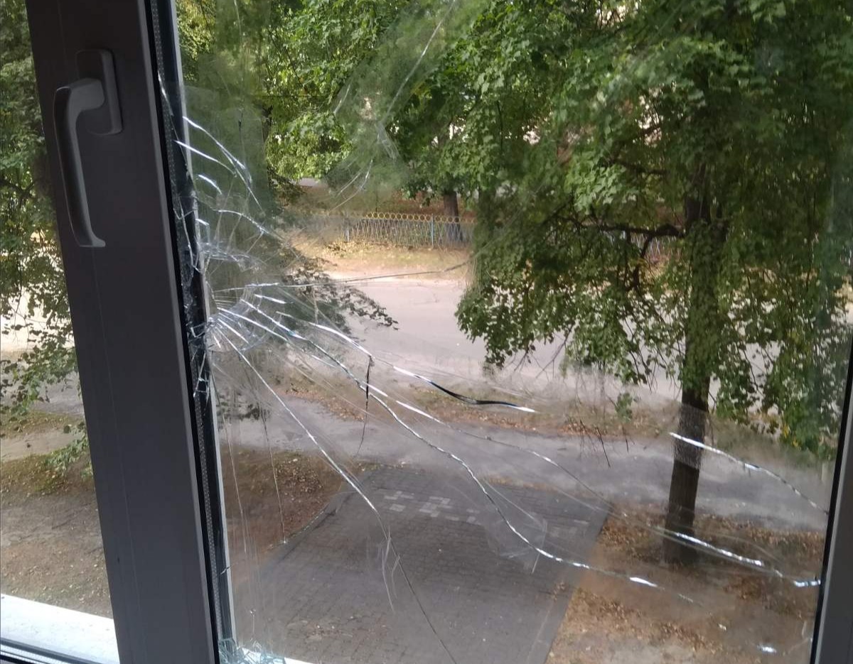 Про допомогу просять подружжя пенсіонерів, у квартирі яких постраждало вікно
