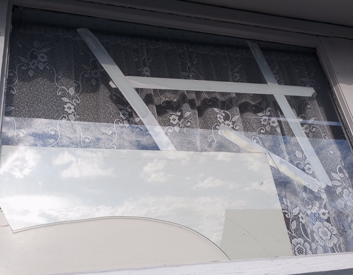 Вибило 2 вікна в будинку родини з Попівки