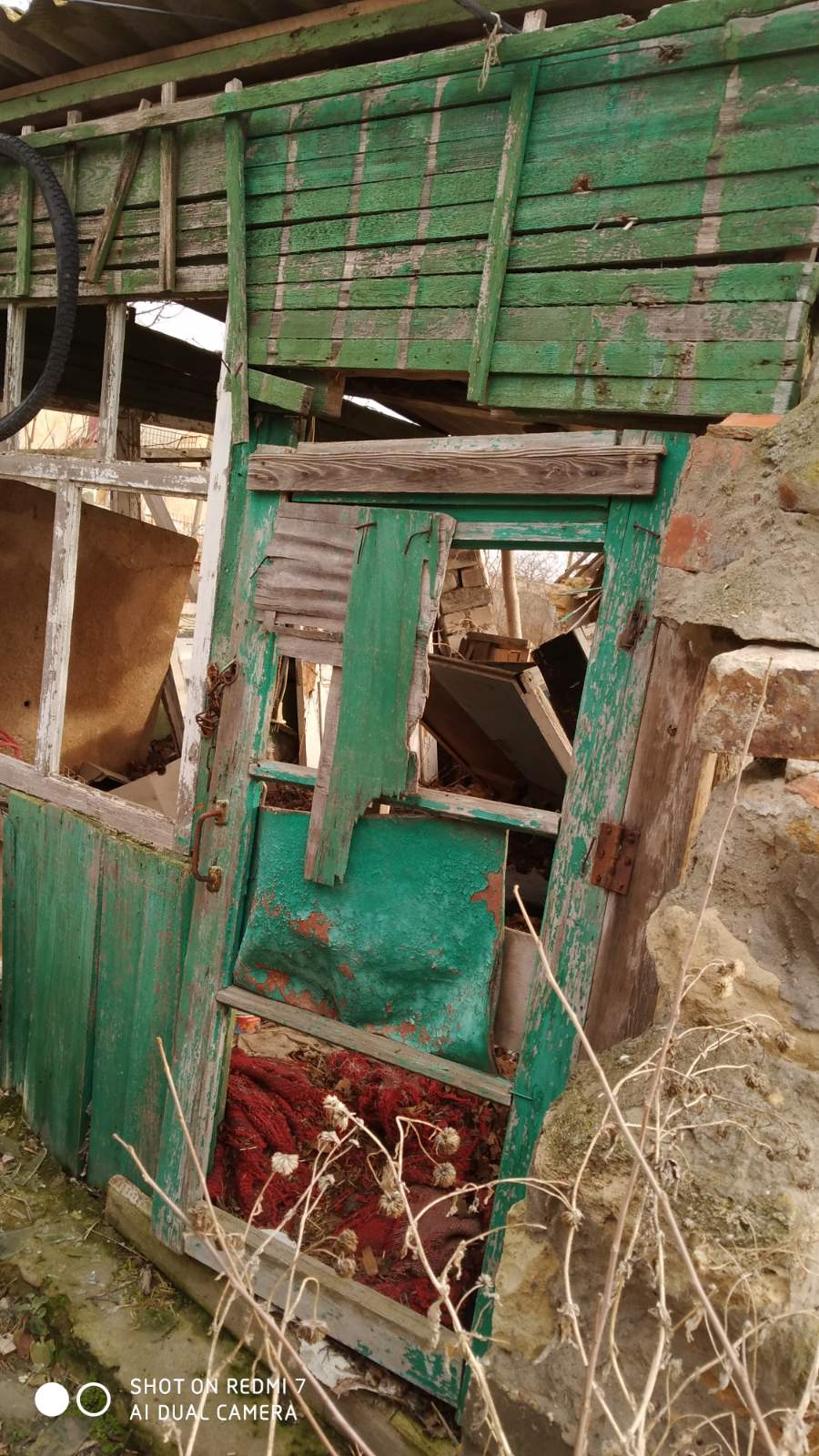 Допоможіть подружжю пенсіонерів жити разом: чоловіку з інвалідністю довелось покинути рідну домівку, а дружина залишилась, аби приглядати за зруйнованим сімейним гніздом 