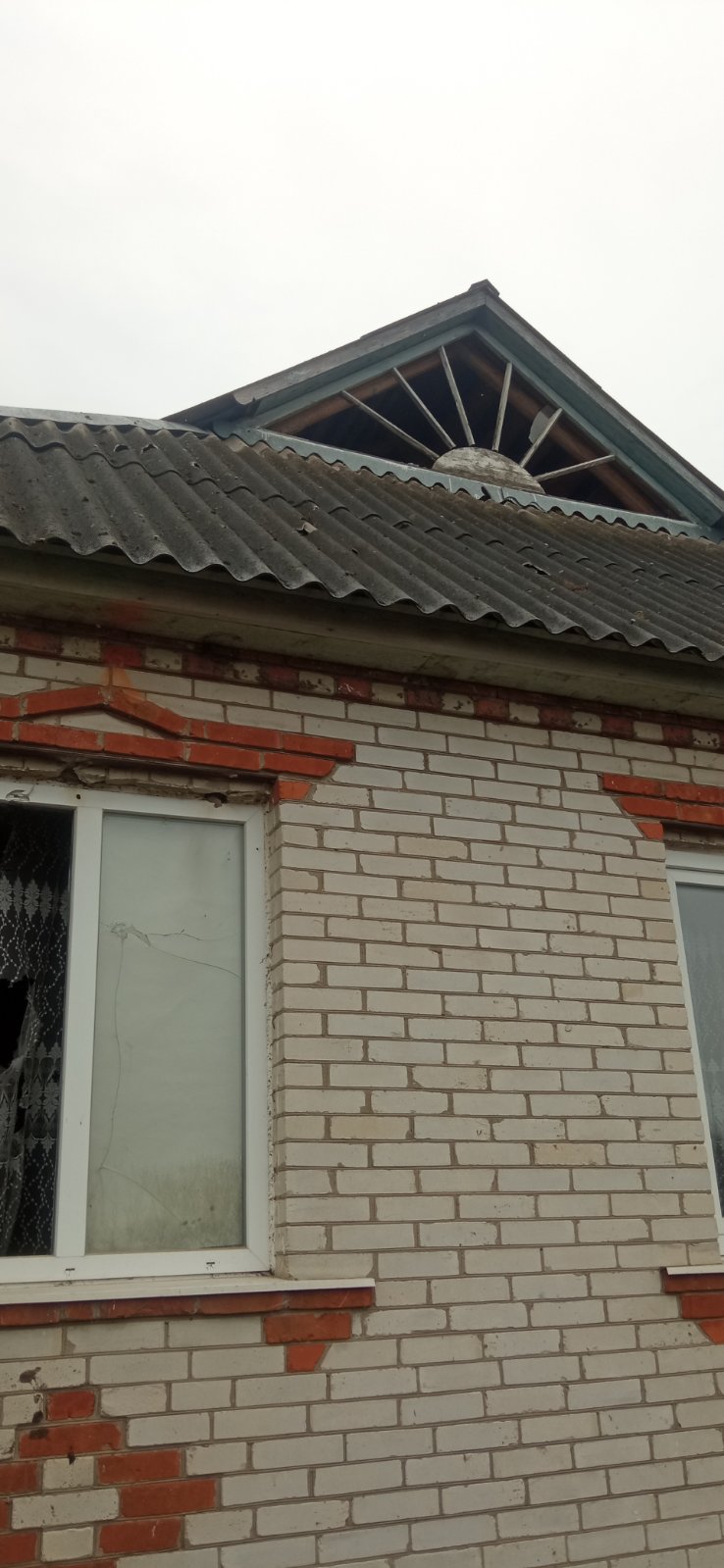 Самотня пенсіонерка змушена виживати у пошкодженому будинку під постійними обстрілами - вона просить допомоги