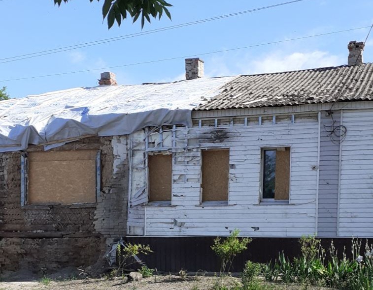 Вибуховою хвилею підняло в повітря будинок літньої пари з Білопілля