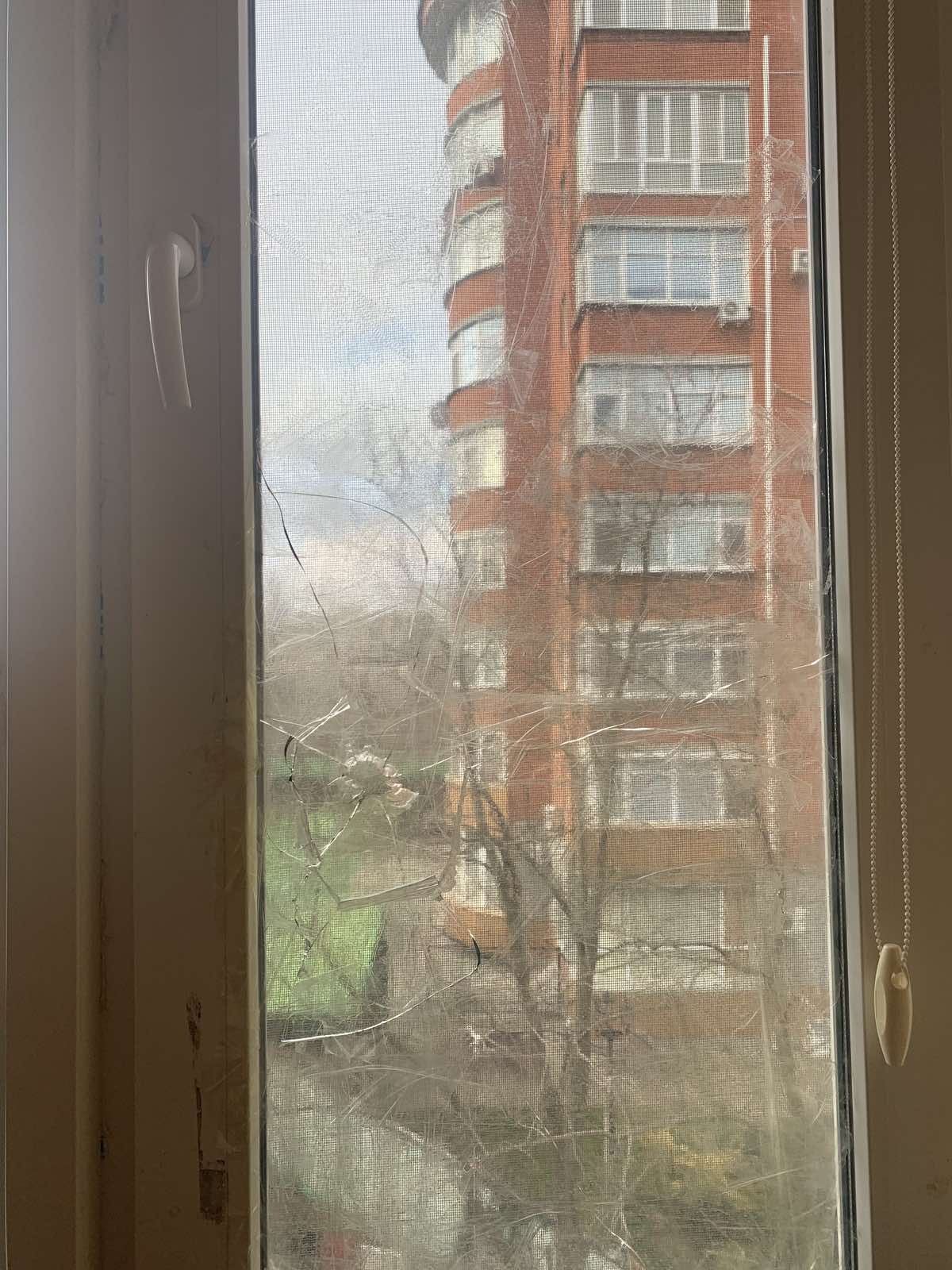 Від прильоту російського снаряда в школу в Херсоні постраждала квартира літньої жінки