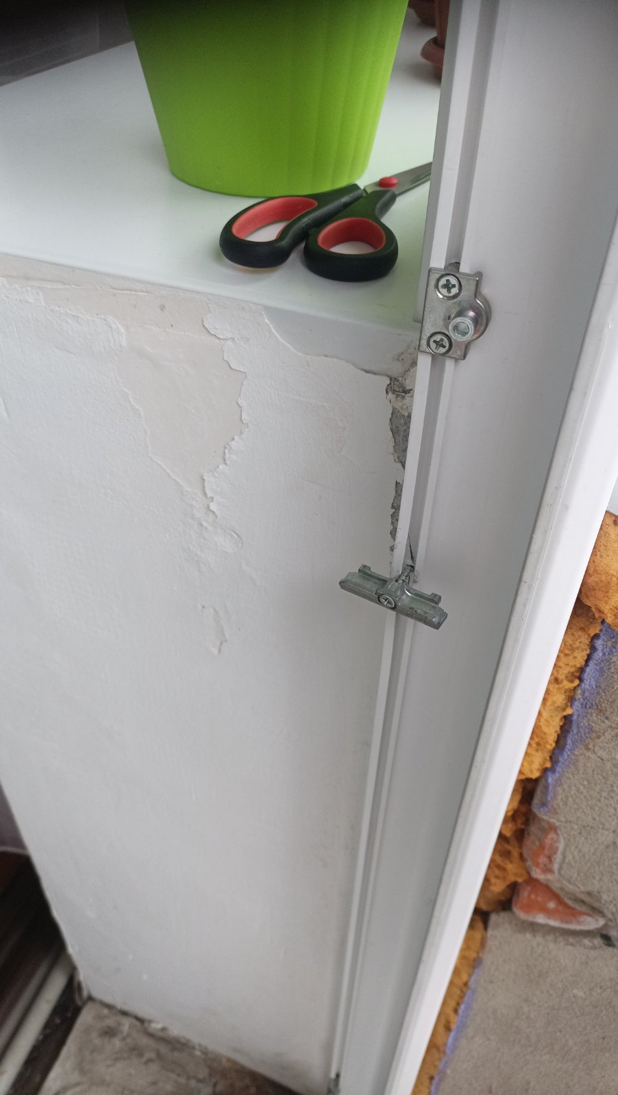 Внаслідок обстрілів росіянами родина із Середино-Буди залишилася з трьома пошкодженими вікнами та балконними дверима