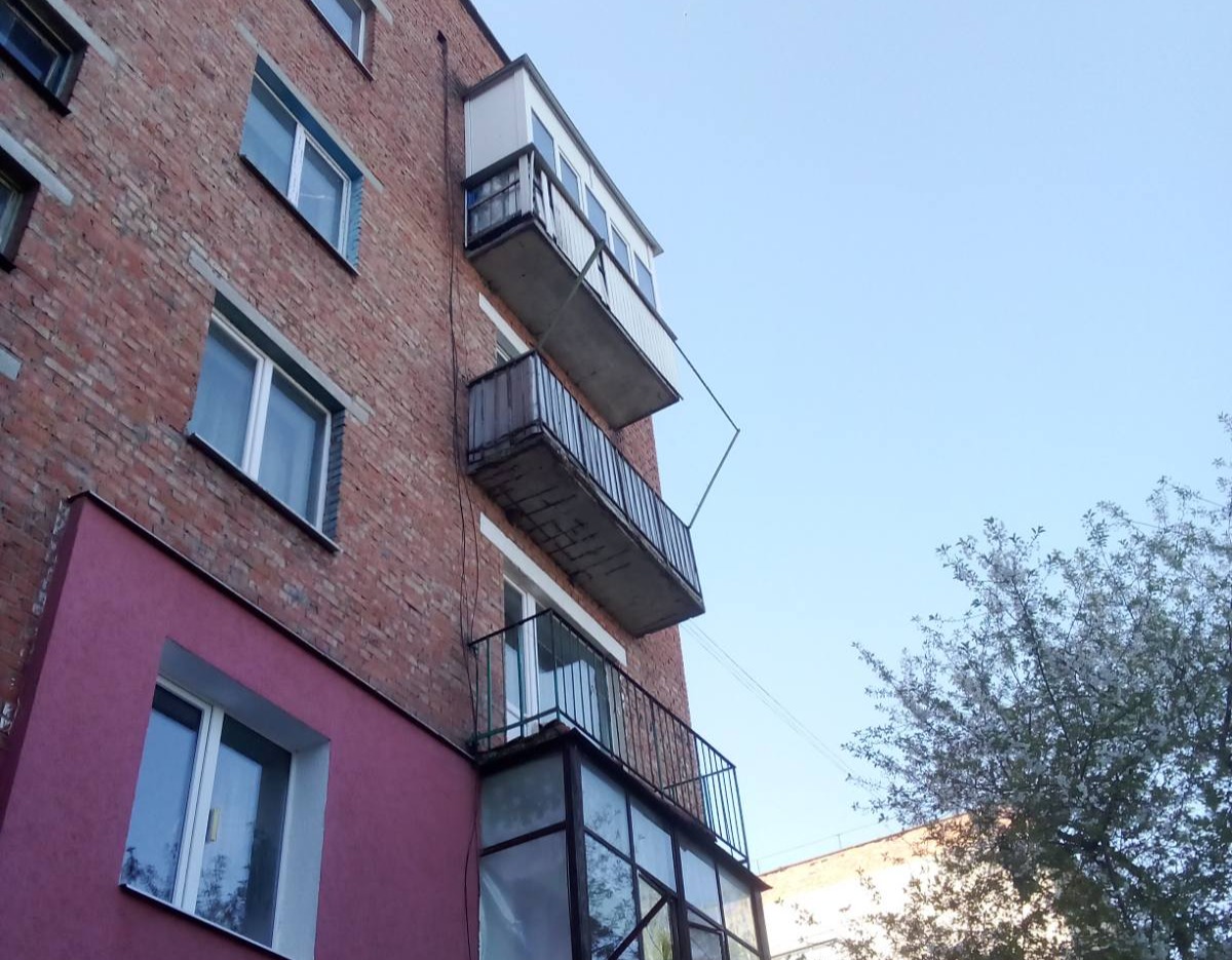 Пенсіонерка з Білопілля проживає у пошкодженій квартирі та потребує допомоги по відновленню