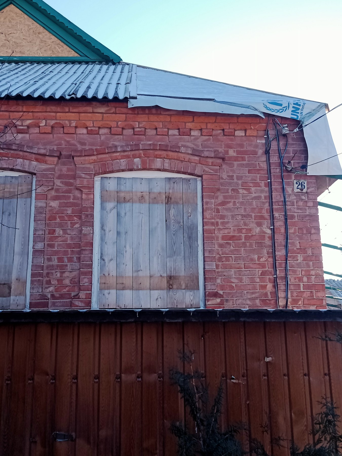 Біля будинку пенсіонерки з Донеччини, яка сама опікується дитиною, стався вибух - потрібна допомога