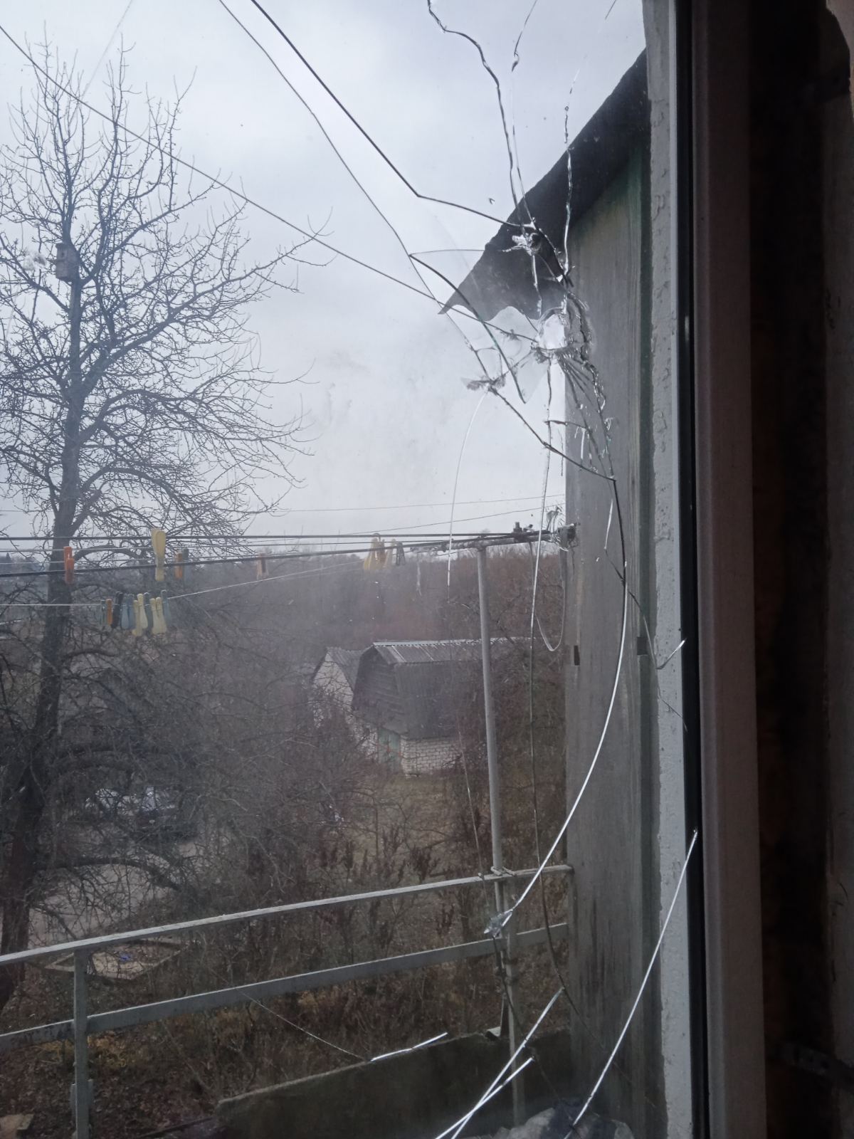 В квартирі жінки та двох дітей вибите вікно