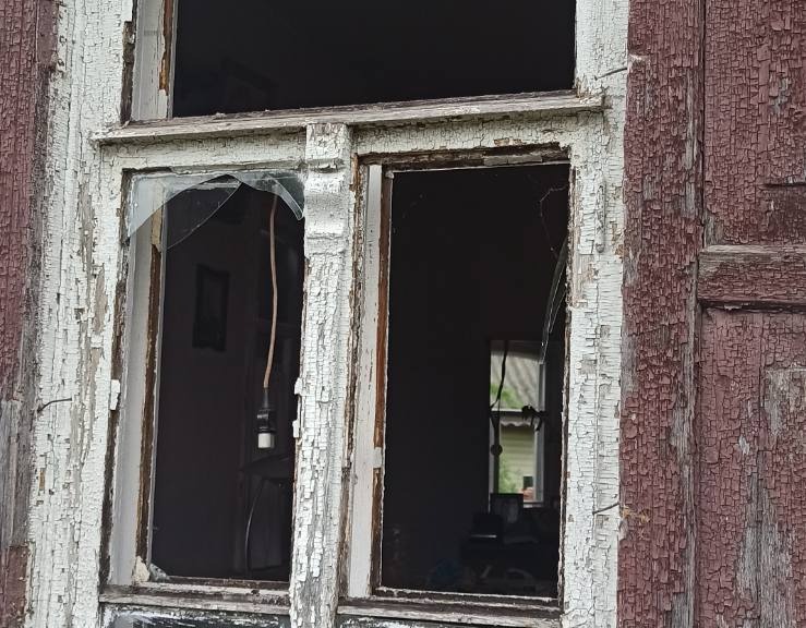 Жінка просить допомоги у відновленні батьківського дому