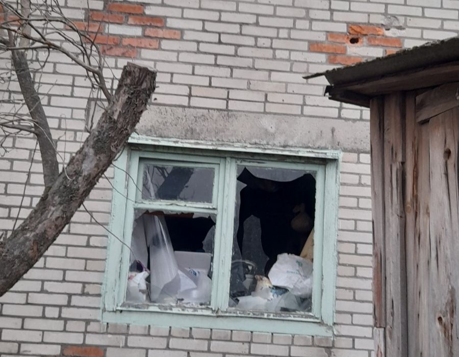 Під час ворожого обстрілу суттєво постраждав будинок пенсіонера з Білопілля