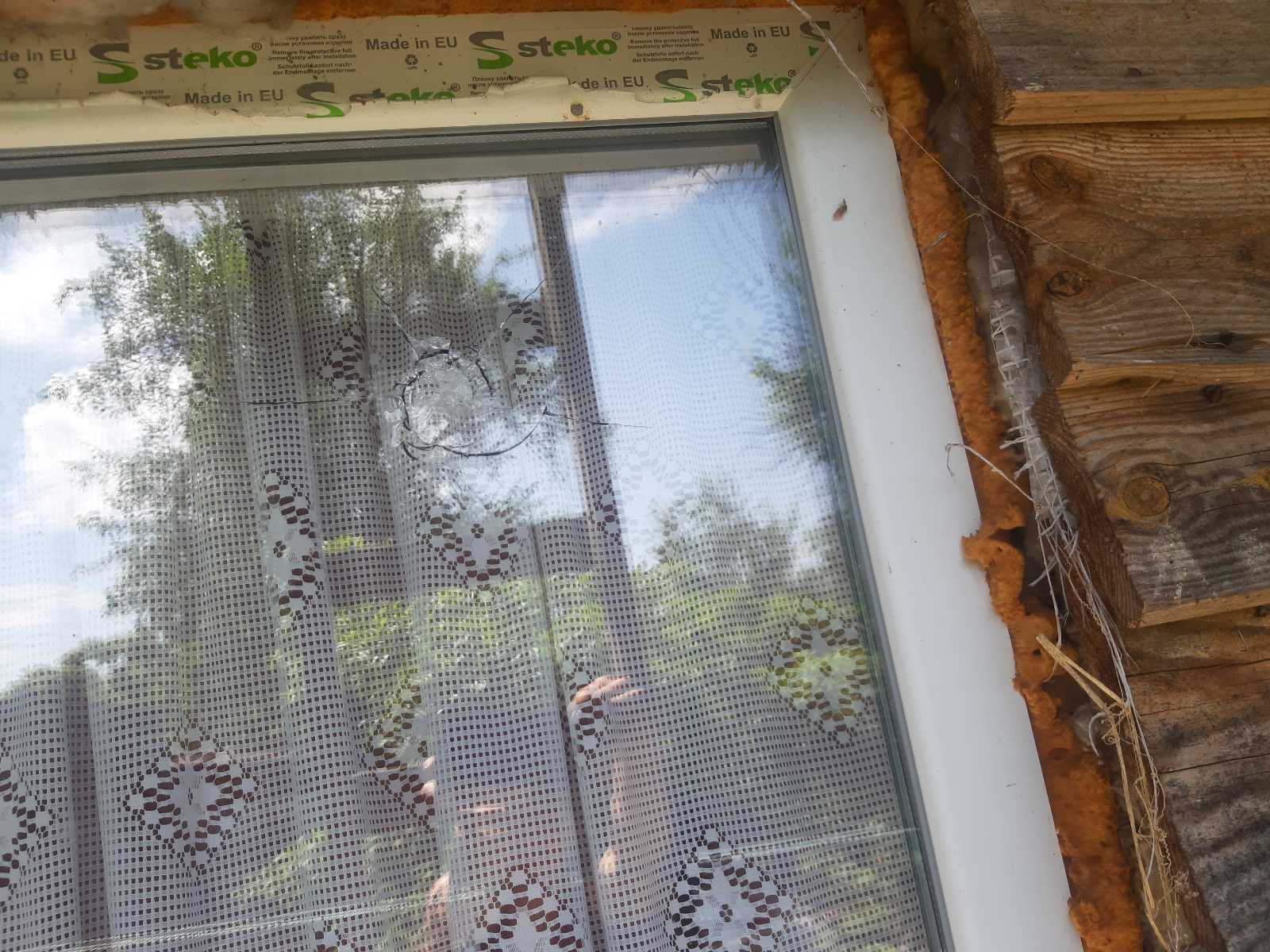 Мати дитини з інвалідністю просить допомоги у відновленні вікон