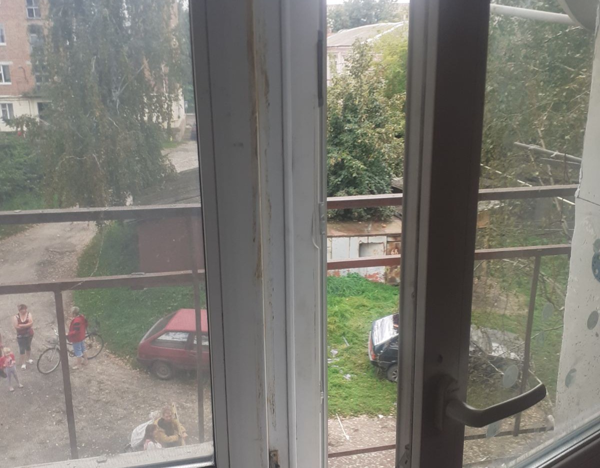 Під час ворожого обстрілу постраждав балконний блок родини із Середино-Буди