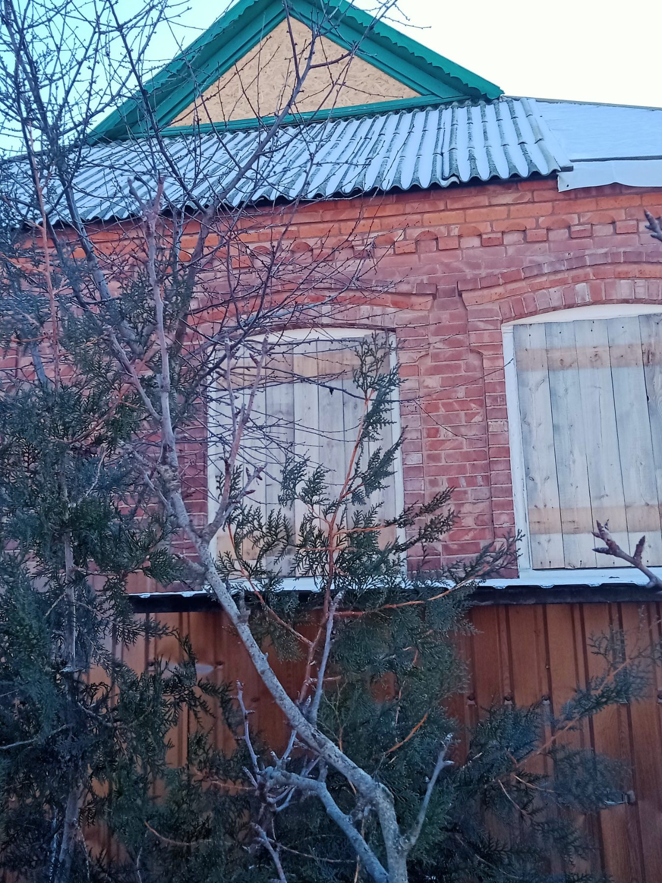 Біля будинку пенсіонерки з Донеччини, яка сама опікується дитиною, стався вибух - потрібна допомога