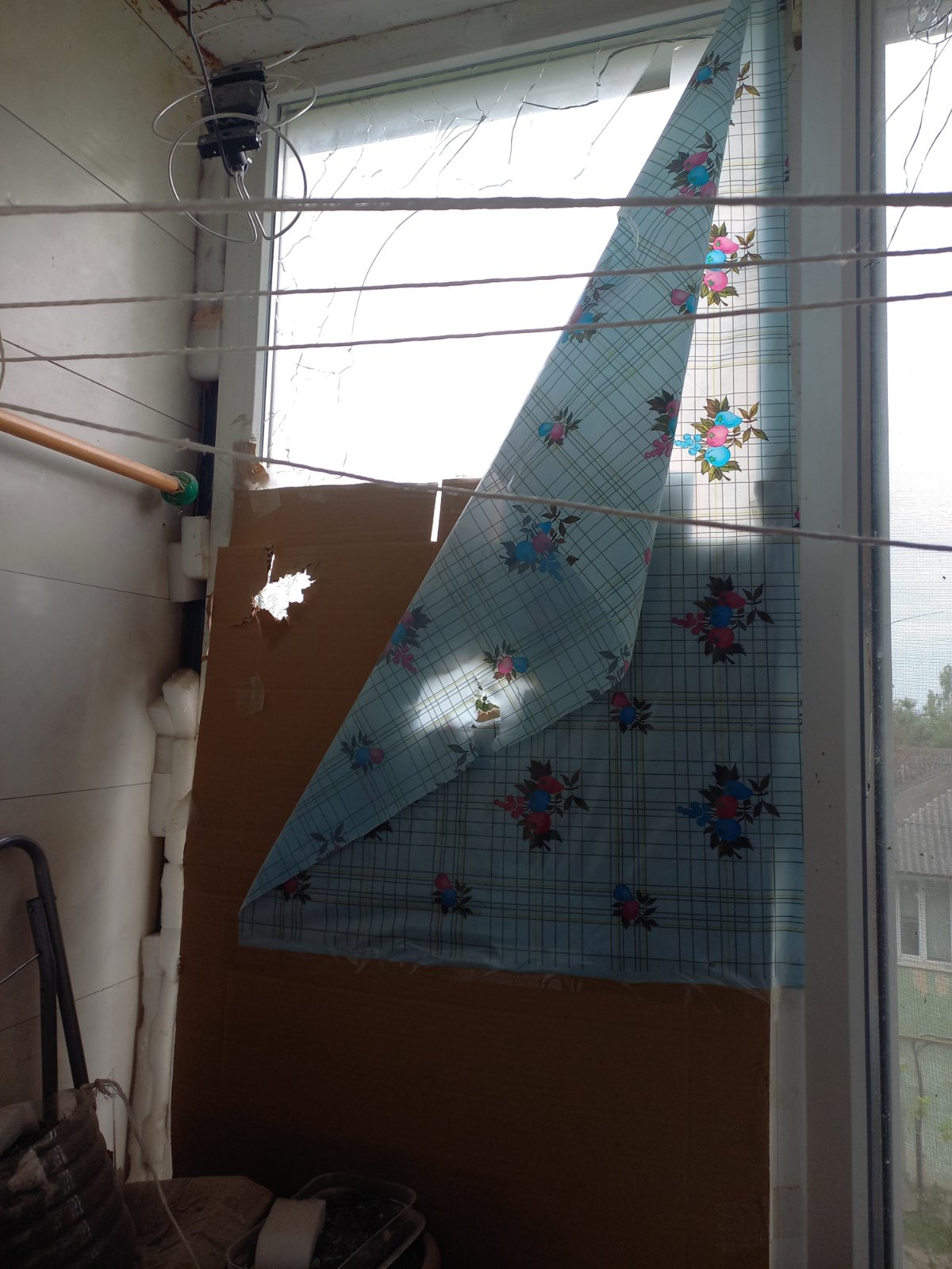 Жінка з Херсона просить допомогти відремонтувати розбитий обстрілом балкон