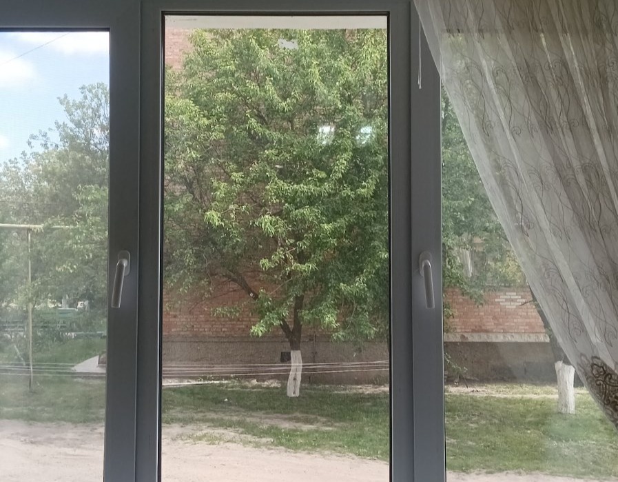 В квартирі пенсіонера з Білопілля пошкоджене вікно