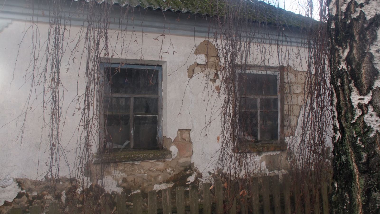 Тракторист зі Зноб-Новгородського через обстріли позбувся роботи та вікон в будинку