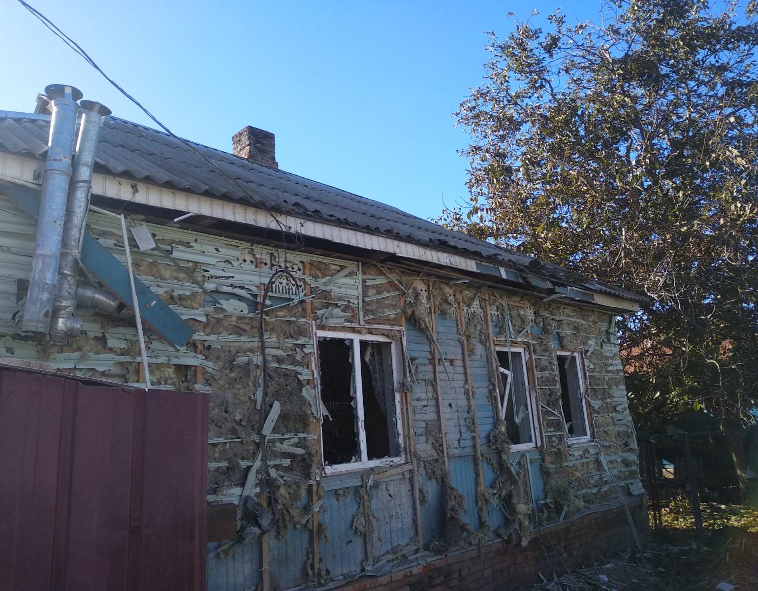 Пошкоджено дах та вікна в будинку подружжя з Середино-Буди