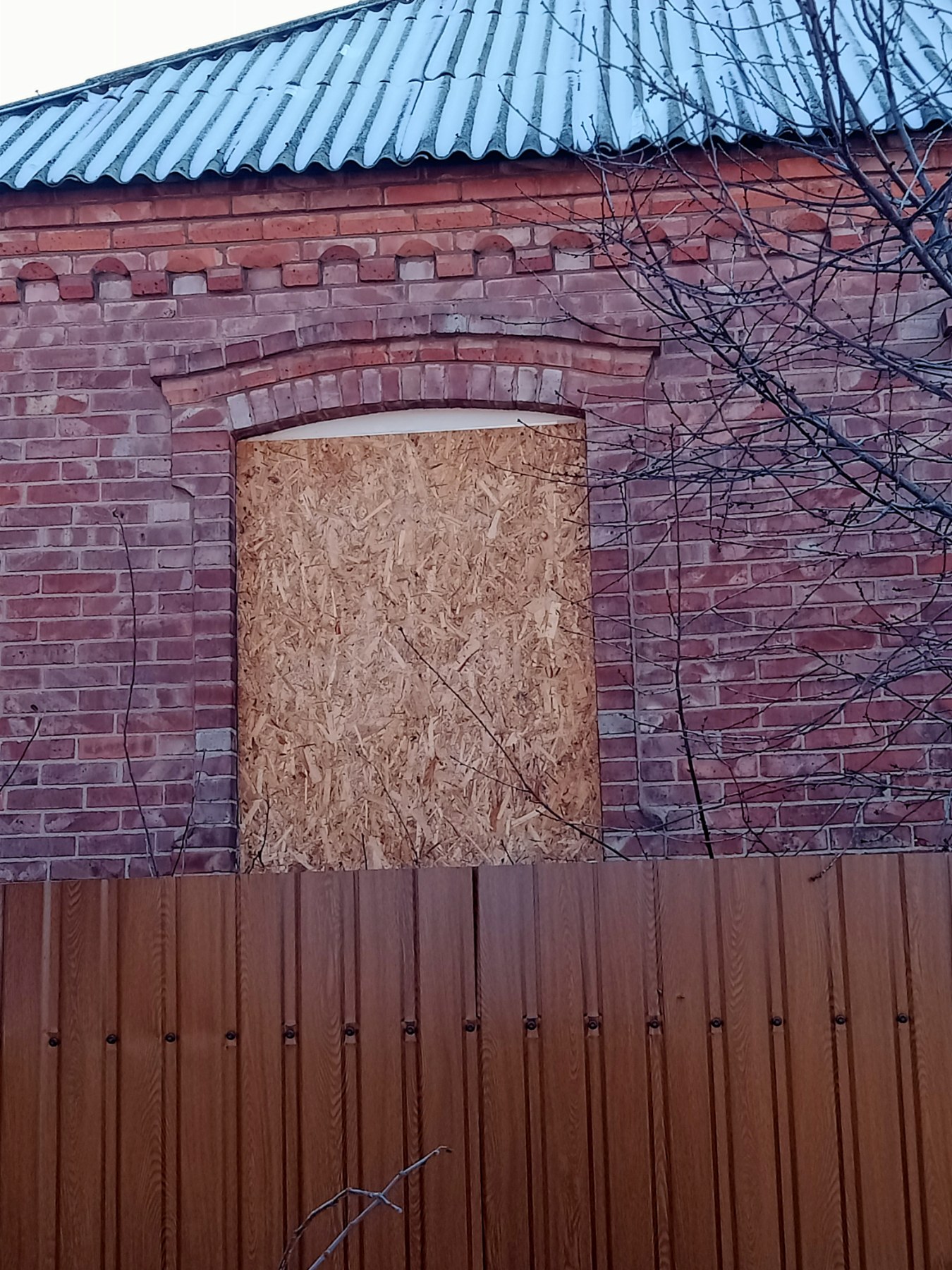 Біля будинку пенсіонерки з Донеччини, яка сама опікується дитиною, стався вибух - потрібна допомога