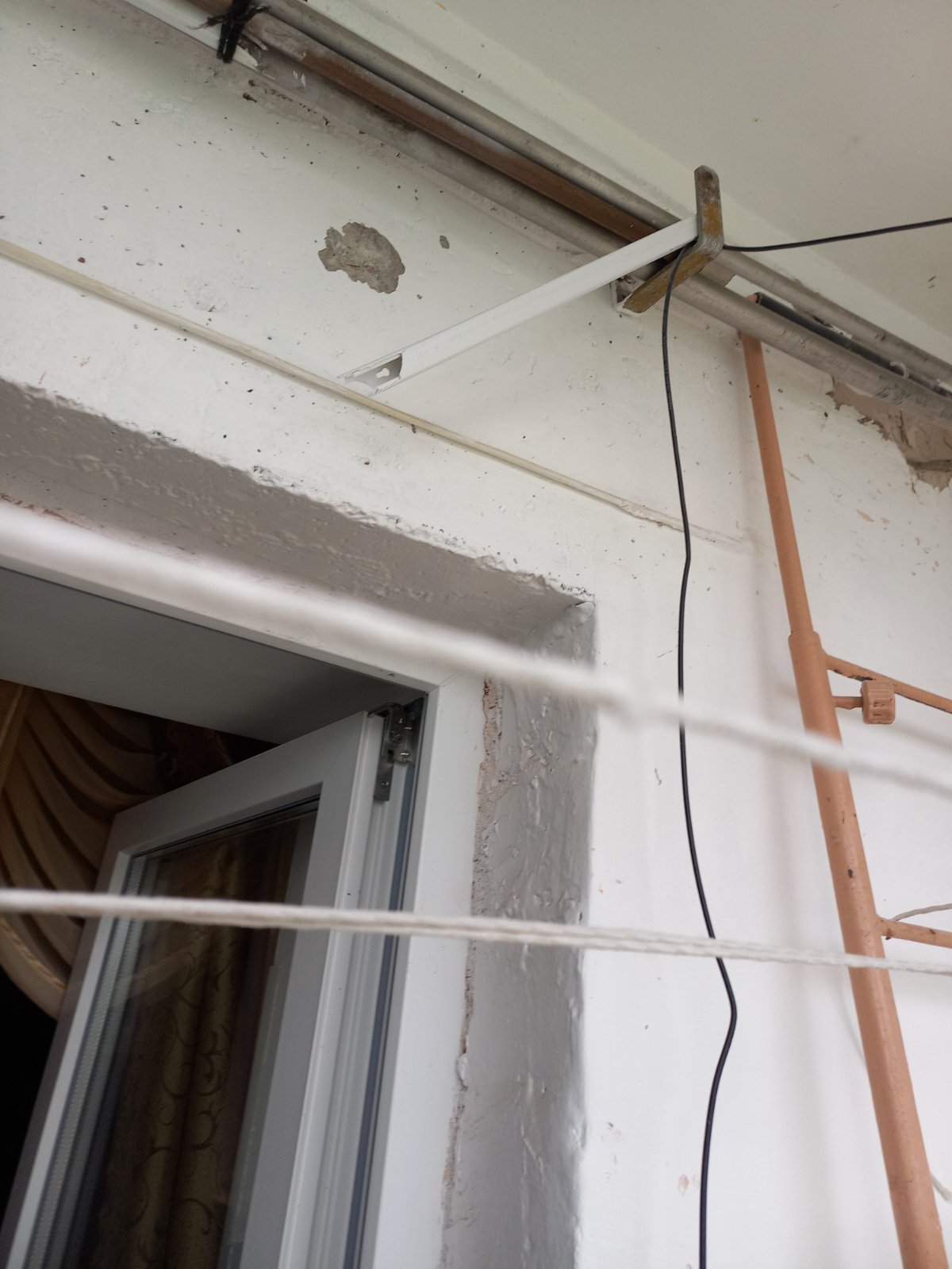 Жінка з Херсона просить допомогти відремонтувати розбитий обстрілом балкон