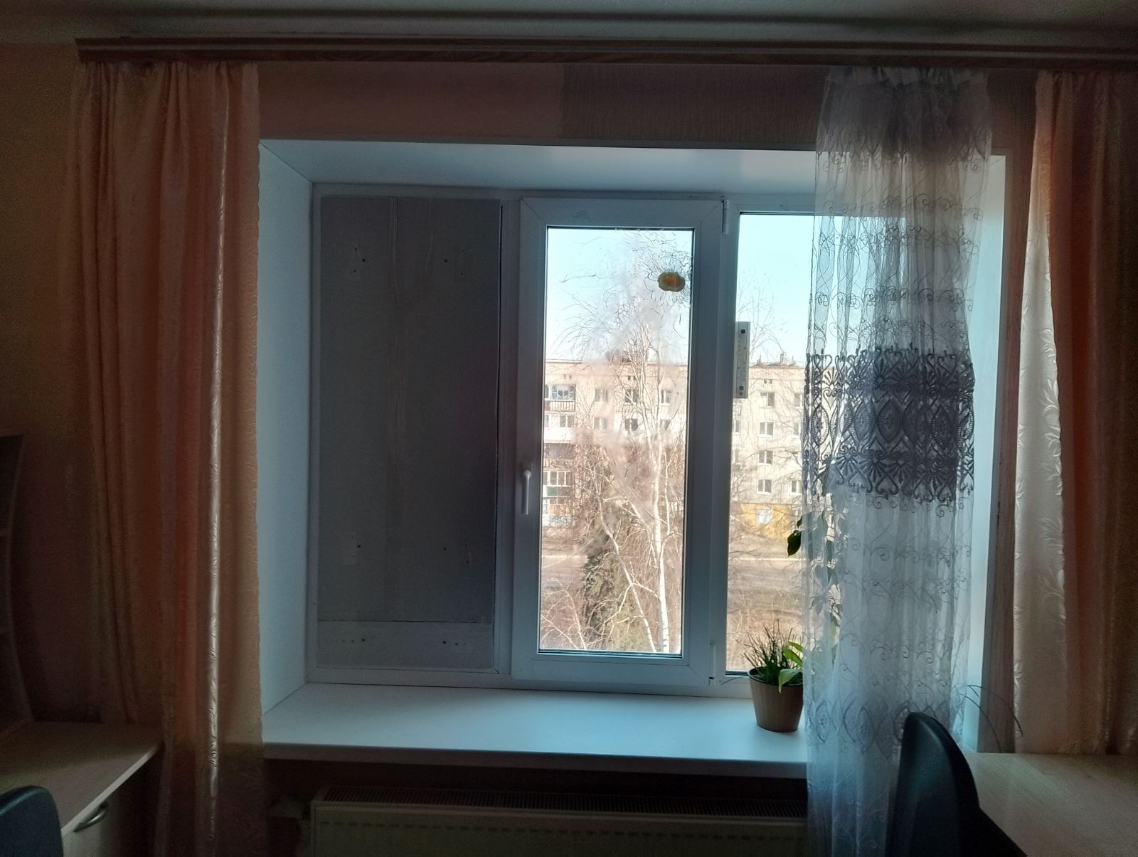 Батько з неповнолітньою донькою проживають у квартирі без вікна