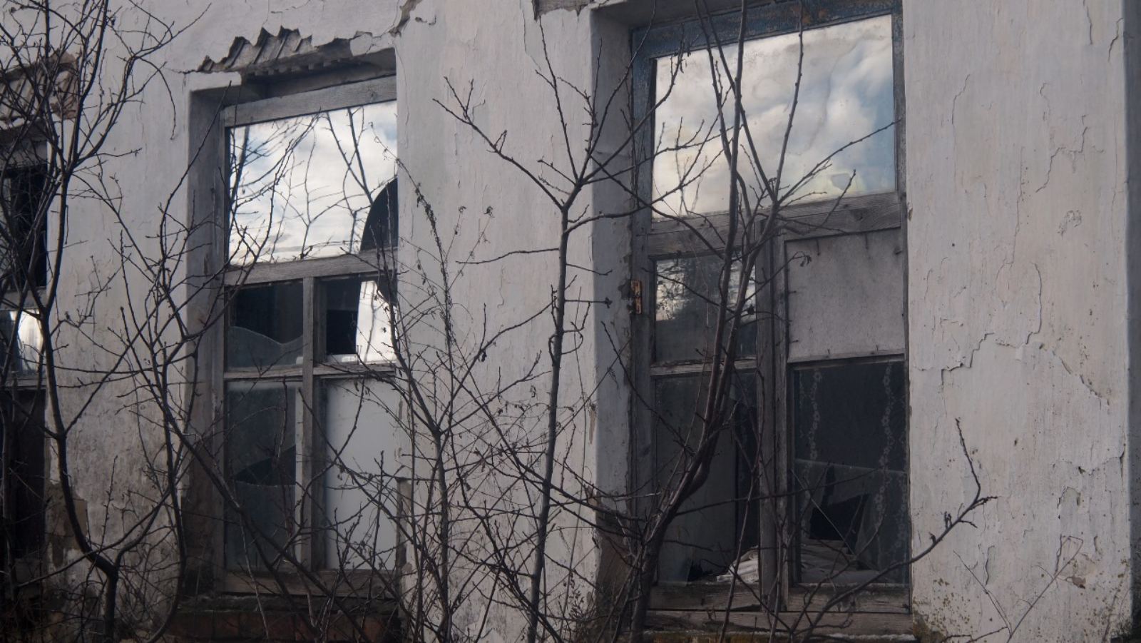 Тракторист зі Зноб-Новгородського через обстріли позбувся роботи та вікон в будинку