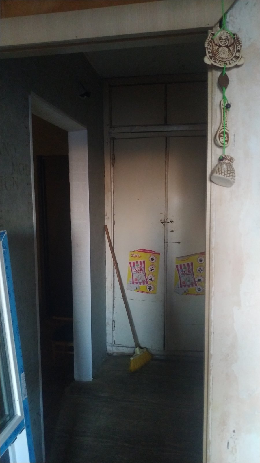 Жінка з двома малими дітьми з Харкова проживає в квартирі з пошкодженими вікнами