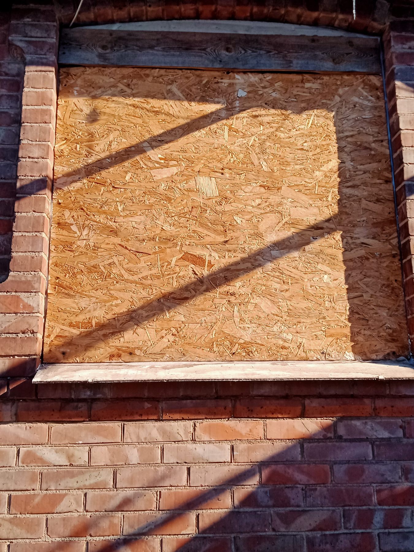 Біля будинку пенсіонерки з Донеччини, яка сама опікується дитиною, стався вибух - потрібна допомога