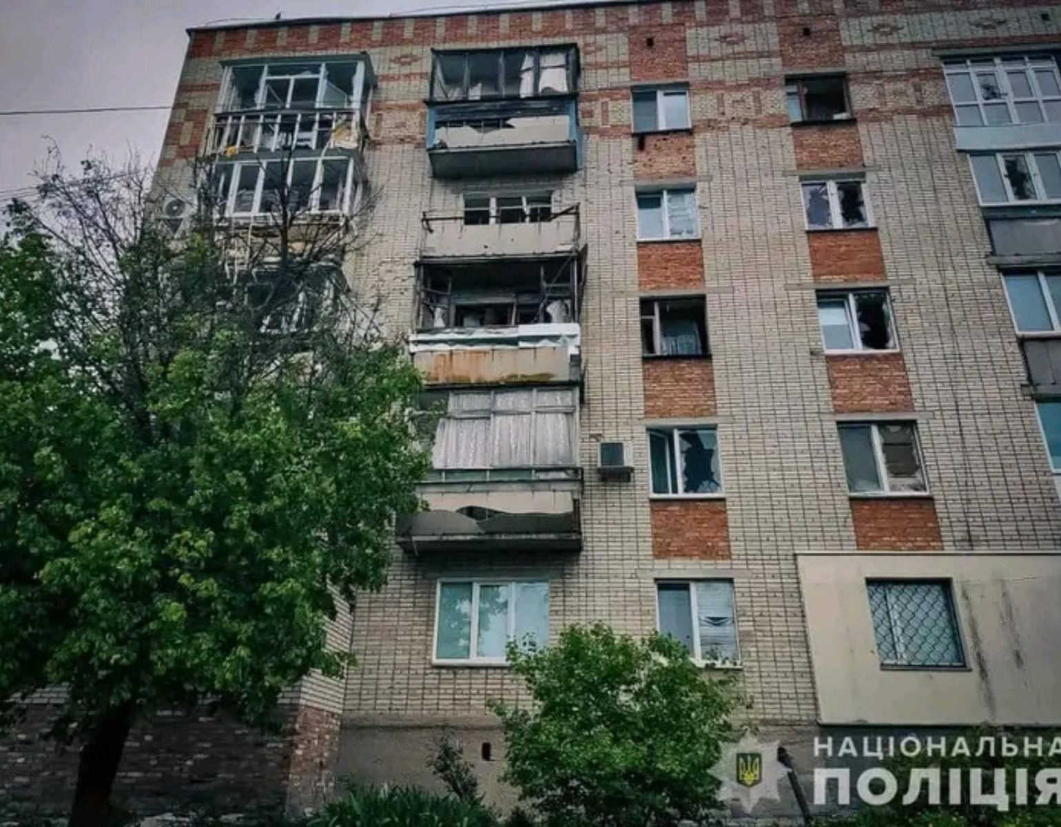 Внаслідок обстрілів росіян у квартирі пенсіонерки з Білопілля повністю зруйновано балкон