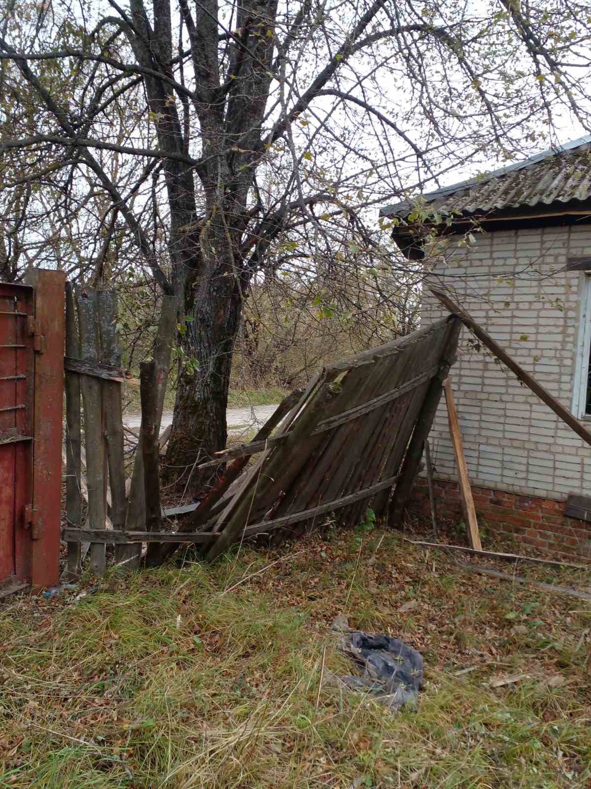 Від ворожого обстрілу зруйновано дім водія швидкої - чоловіку потрібна допомога