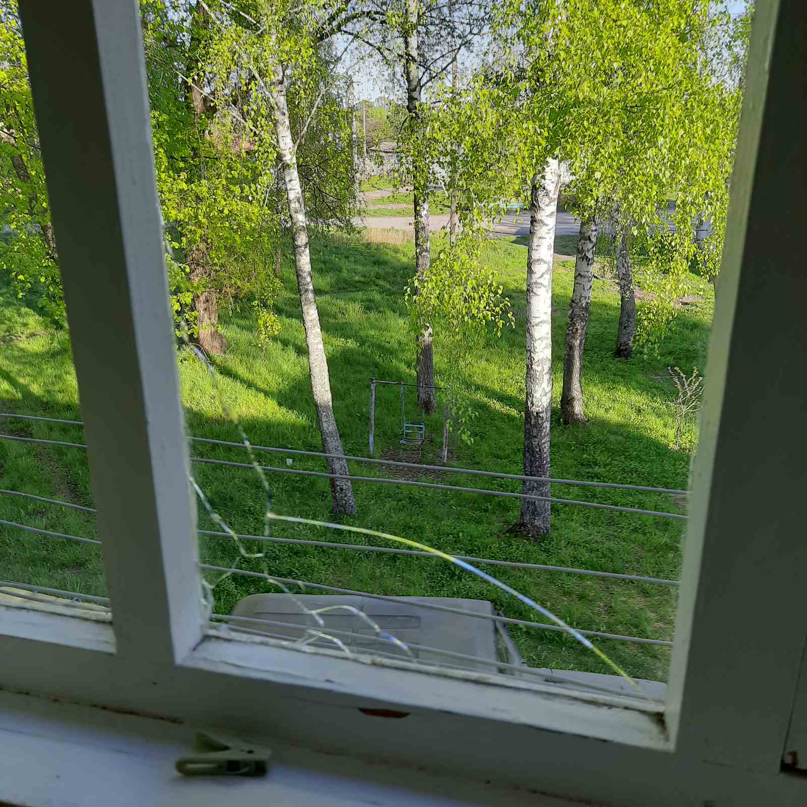 Дах будинку в дірках після обстрілу