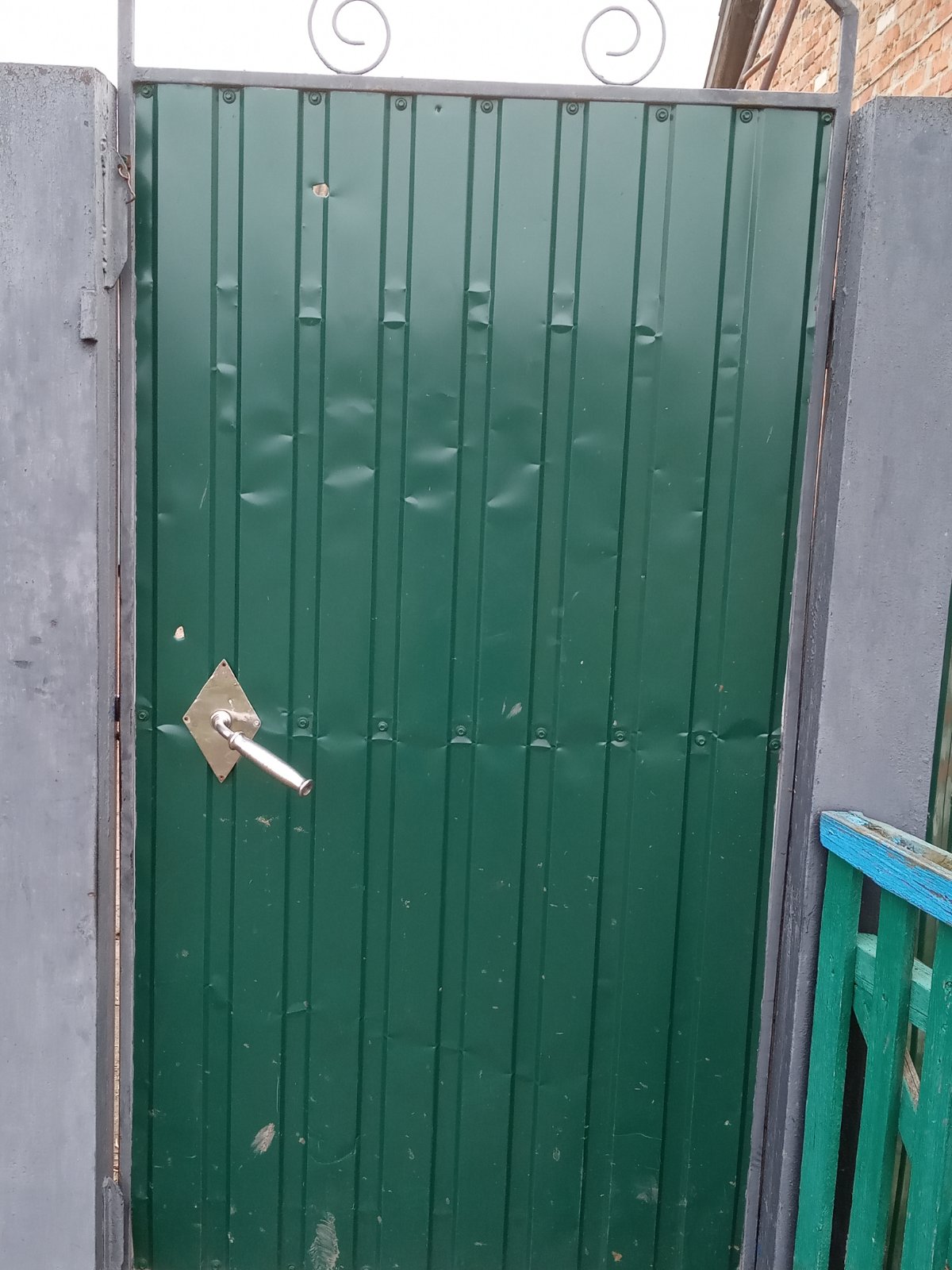 Вибило вікна та пробило дах родині з Сумщини