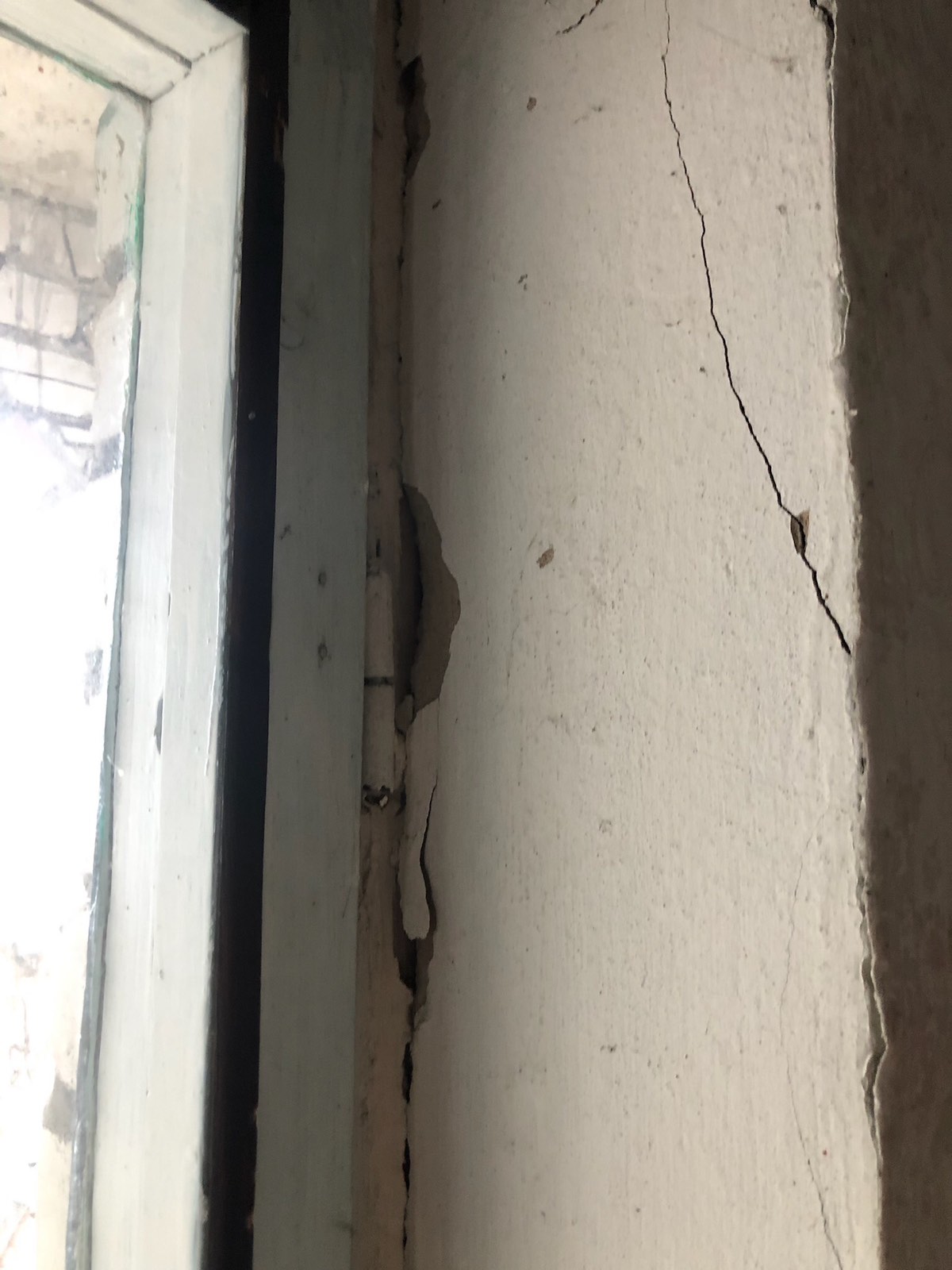 Багатодітній родині з Херсонщини вибило всі вікна у будинку