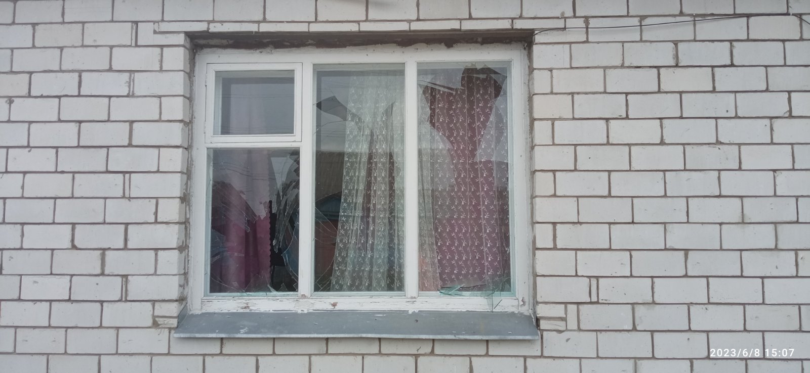 Після обстрілу родина залишилась без вікон та даху