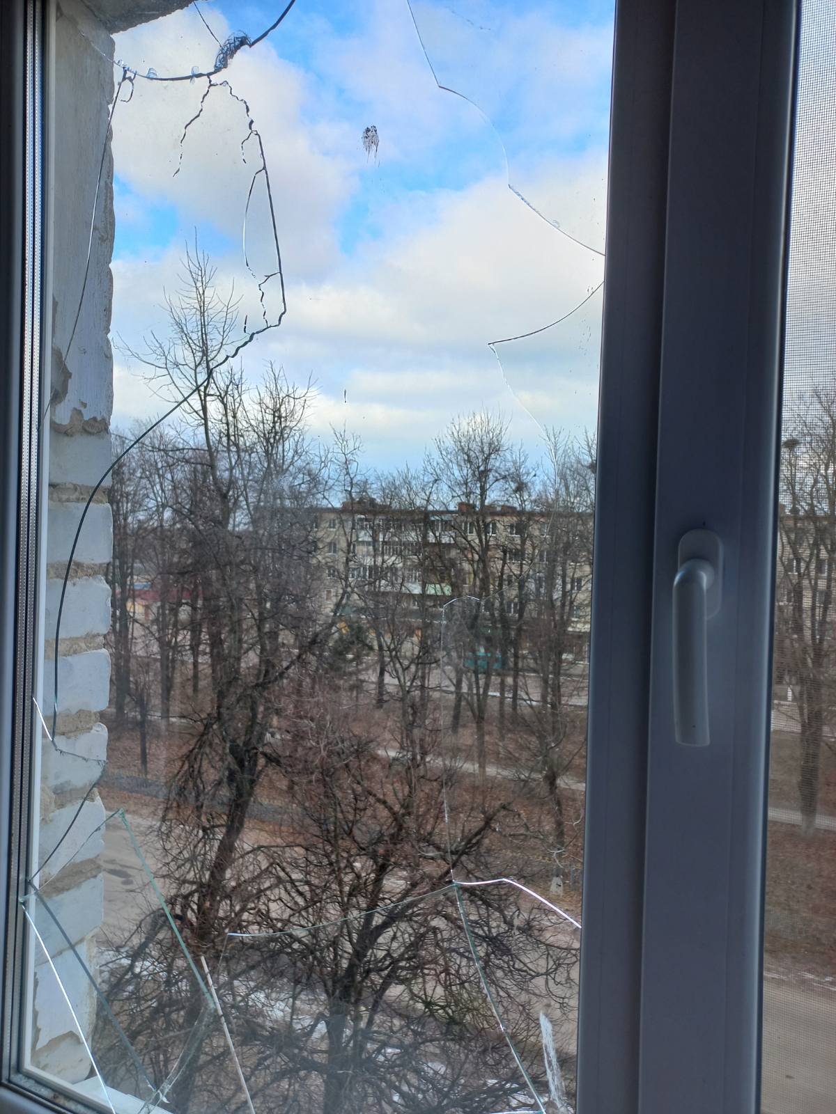 Під час ворожого обстрілу пенсіонери залишилися без п’яти вікон у квартирі