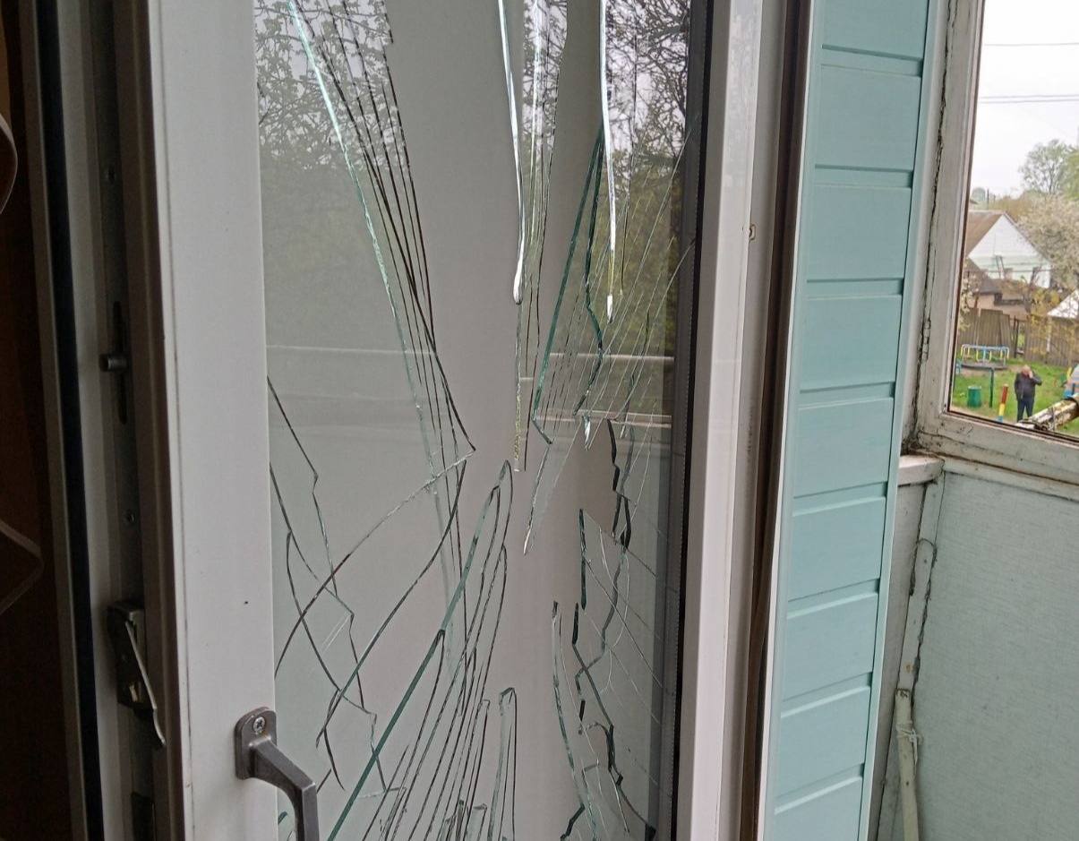 Пошкоджено оселю подружжя пенсіонерів з Білопілля, а саме балконний блок, вікна та балконні двері