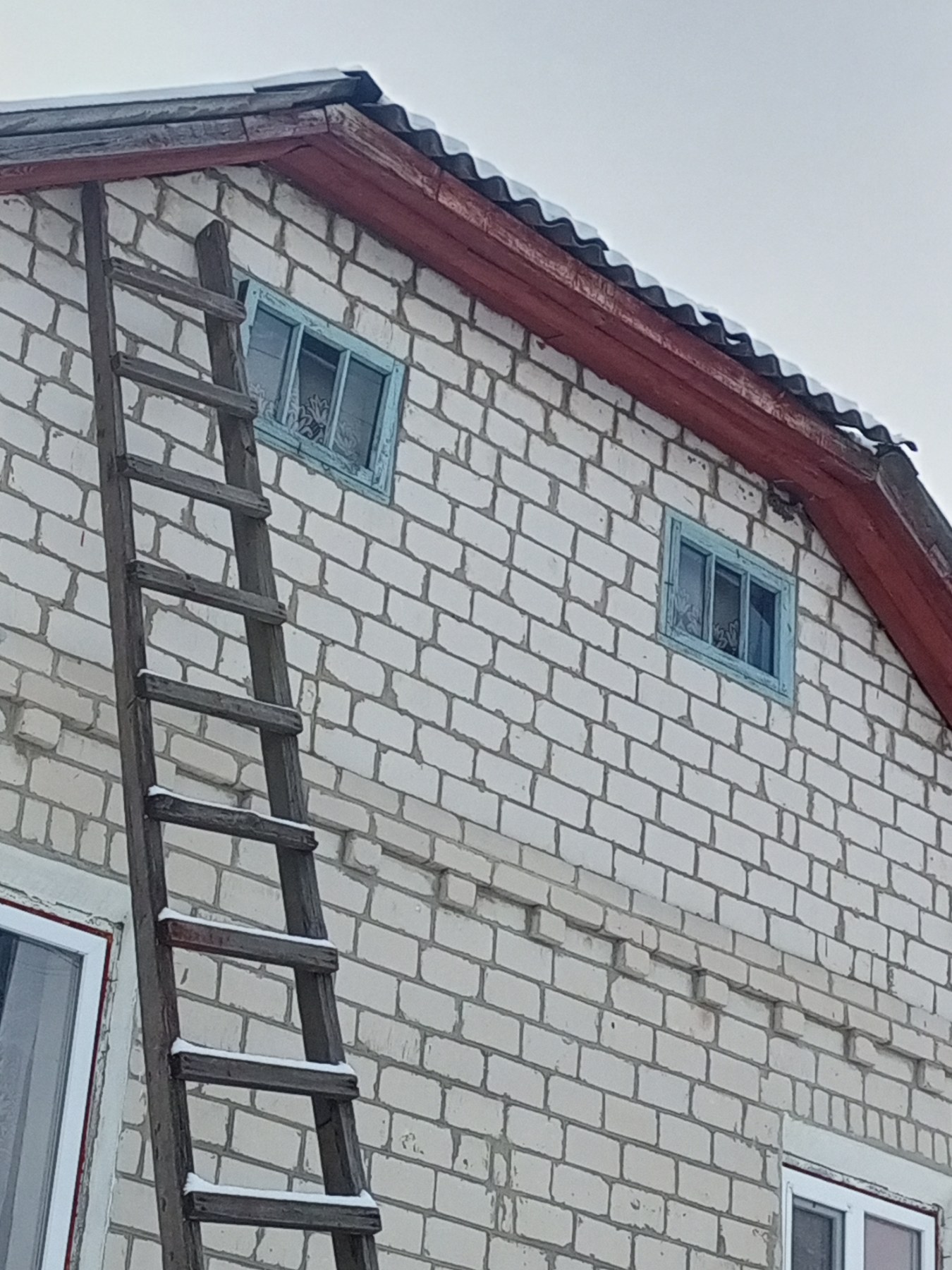 Будинок жінки, яка виховує самотужки доньку, потрапив під обстріл, пошкоджено 9 вікон