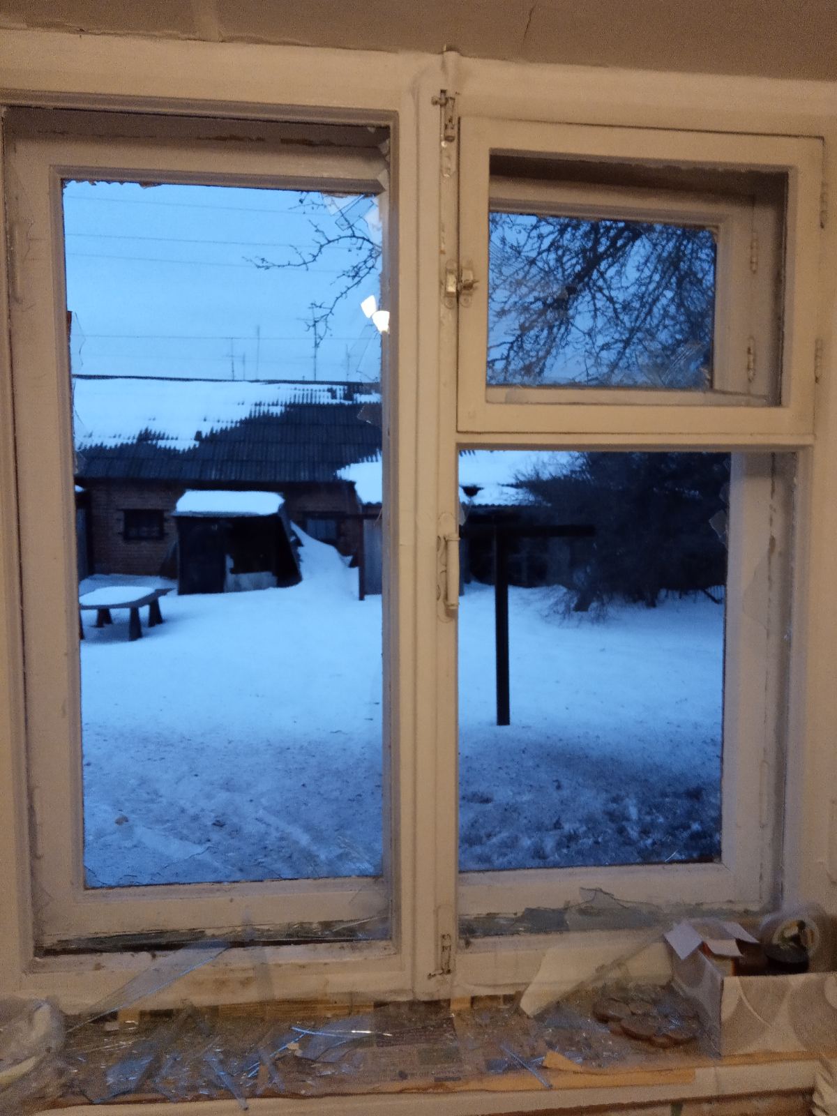 Після обстрілу в стінах будинку дірки