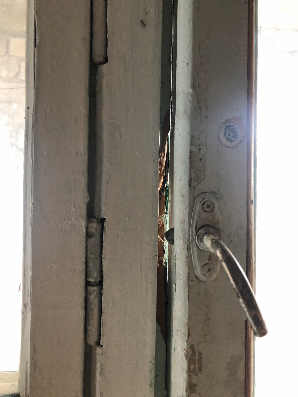 Багатодітній родині з Херсонщини вибило всі вікна у будинку