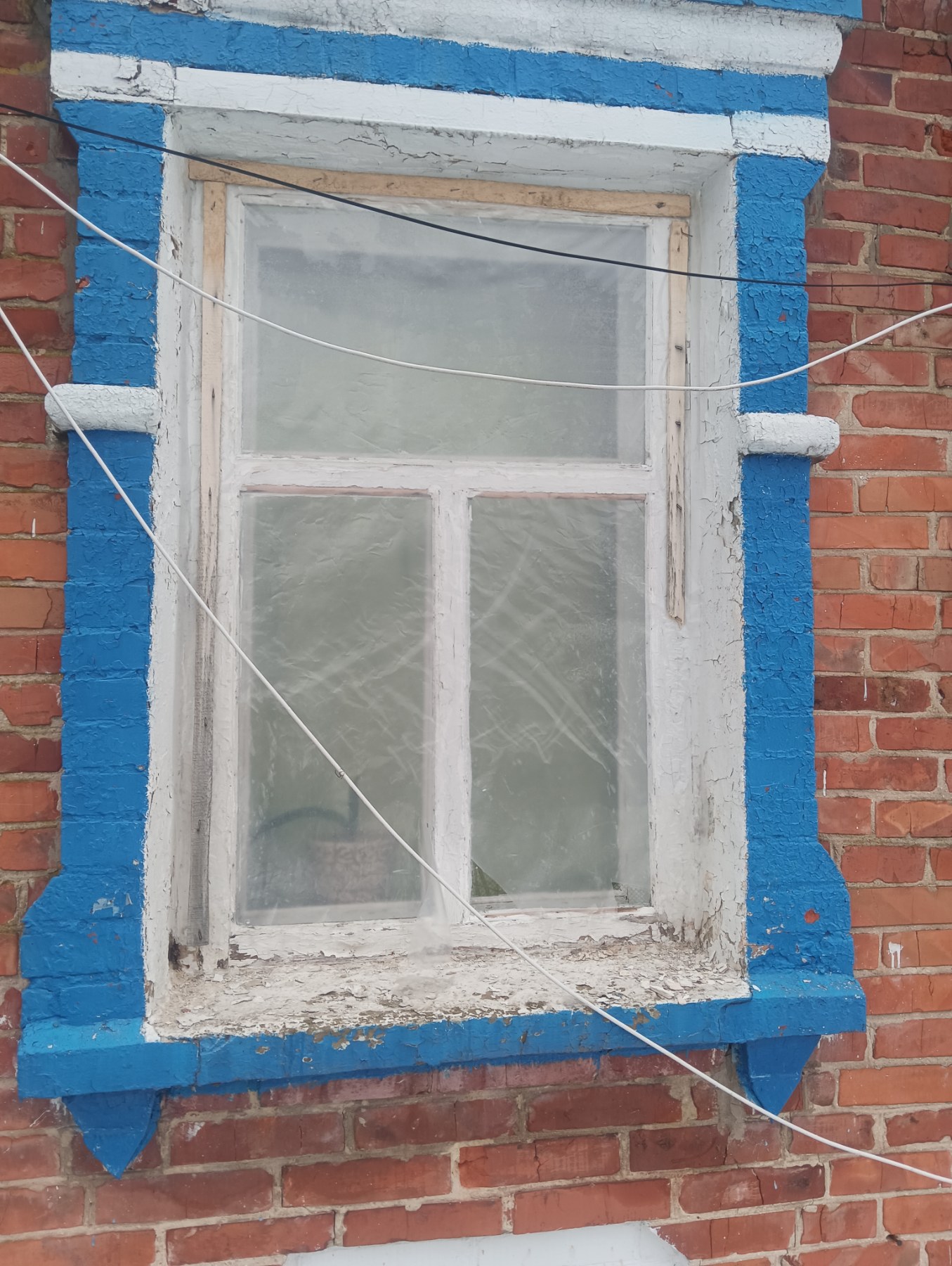 Подружжя пенсіонерів з Кияниці живе в пошкодженому обстрілом будинку 