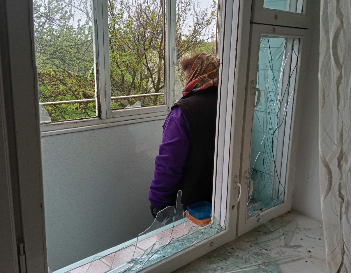 Пошкоджено оселю подружжя пенсіонерів з Білопілля, а саме балконний блок, вікна та балконні двері