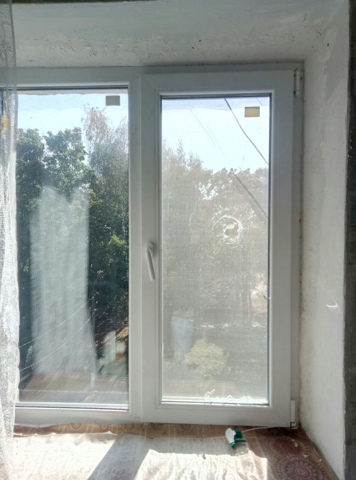 80-літня пенсіонерка живе у квартирі з вибитими вікнами