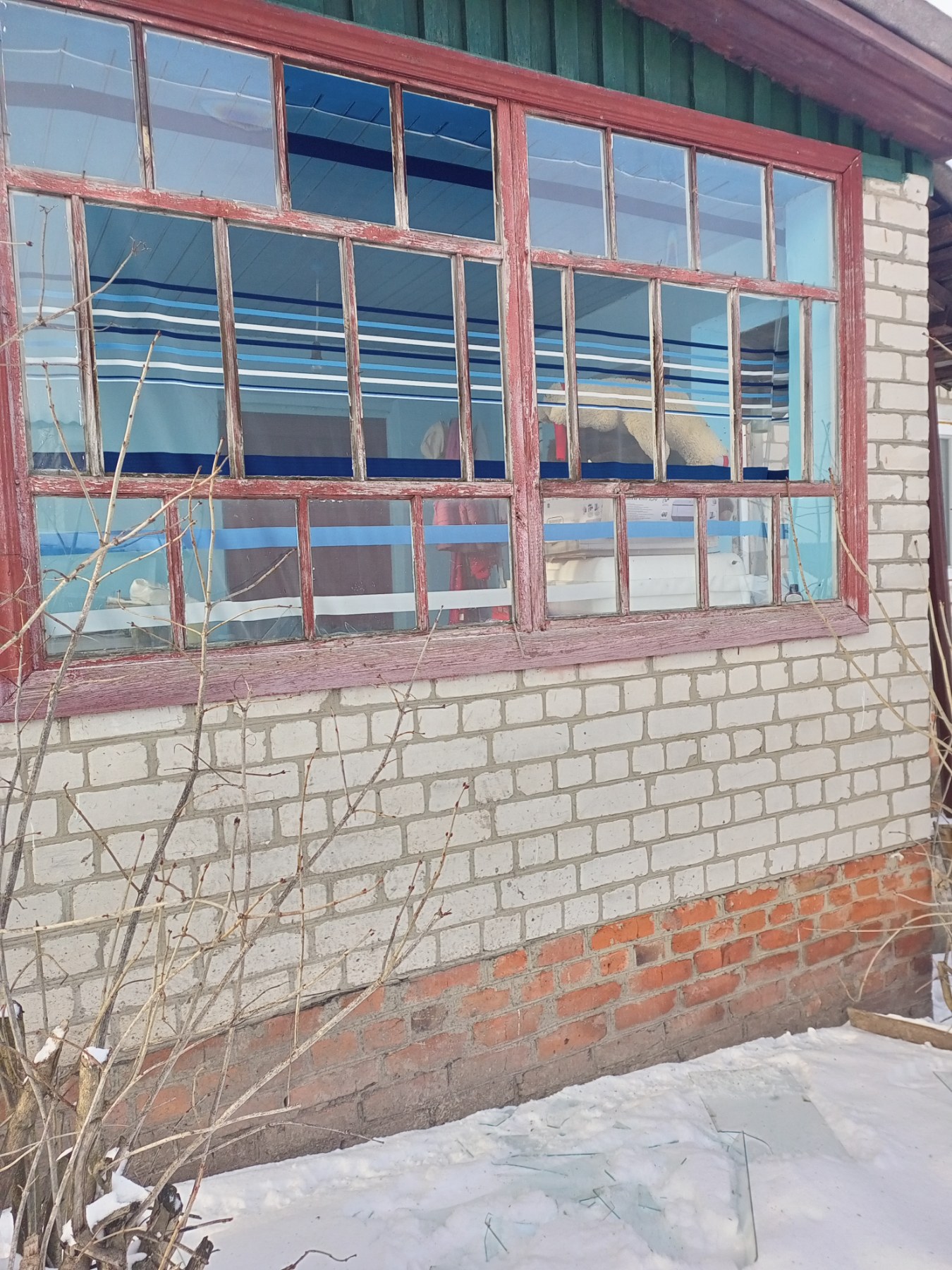 Будинок жінки, яка виховує самотужки доньку, потрапив під обстріл, пошкоджено 9 вікон