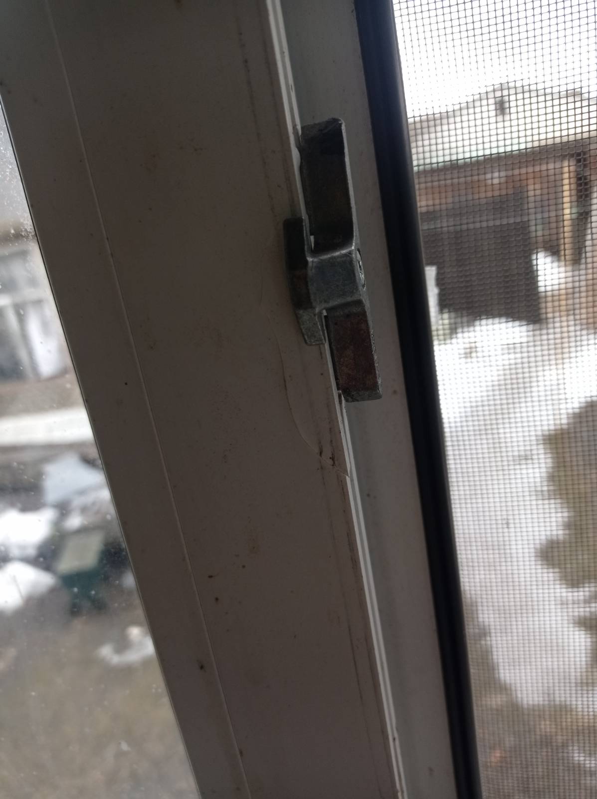 Родина з маленькою дитиною живе у пошкодженому будинку