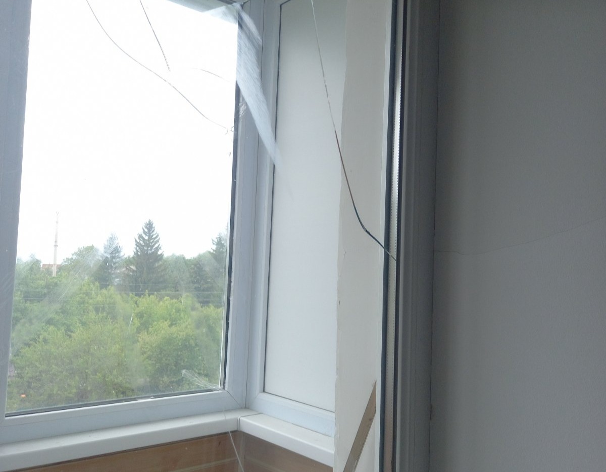 Майже всі вікна в квартирі жителя Білопілля потребують відновлення