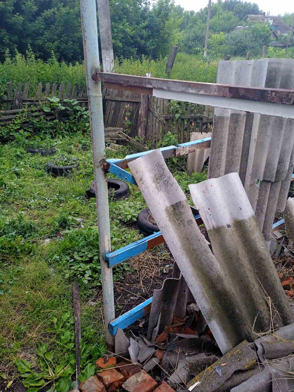 У будинку подружньої пари із села Локня пошкоджено вікна та дах