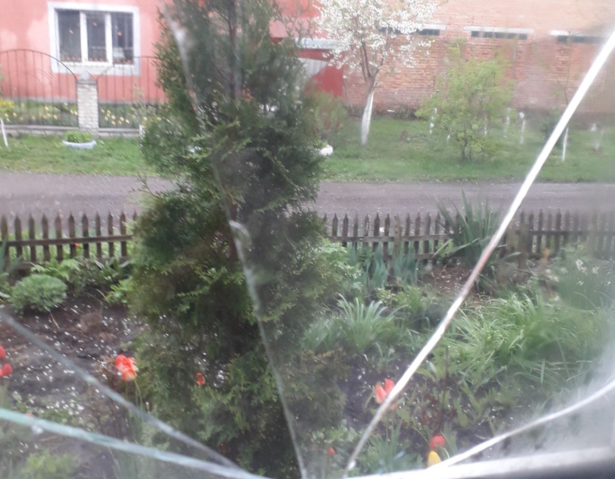 В квартирі жительки Білопілля вибиті вікна 