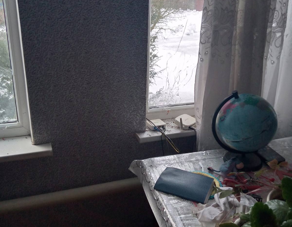 Родина із Середино-Буди, у якої під час обстрілу постраждали вікна, потребує допомоги