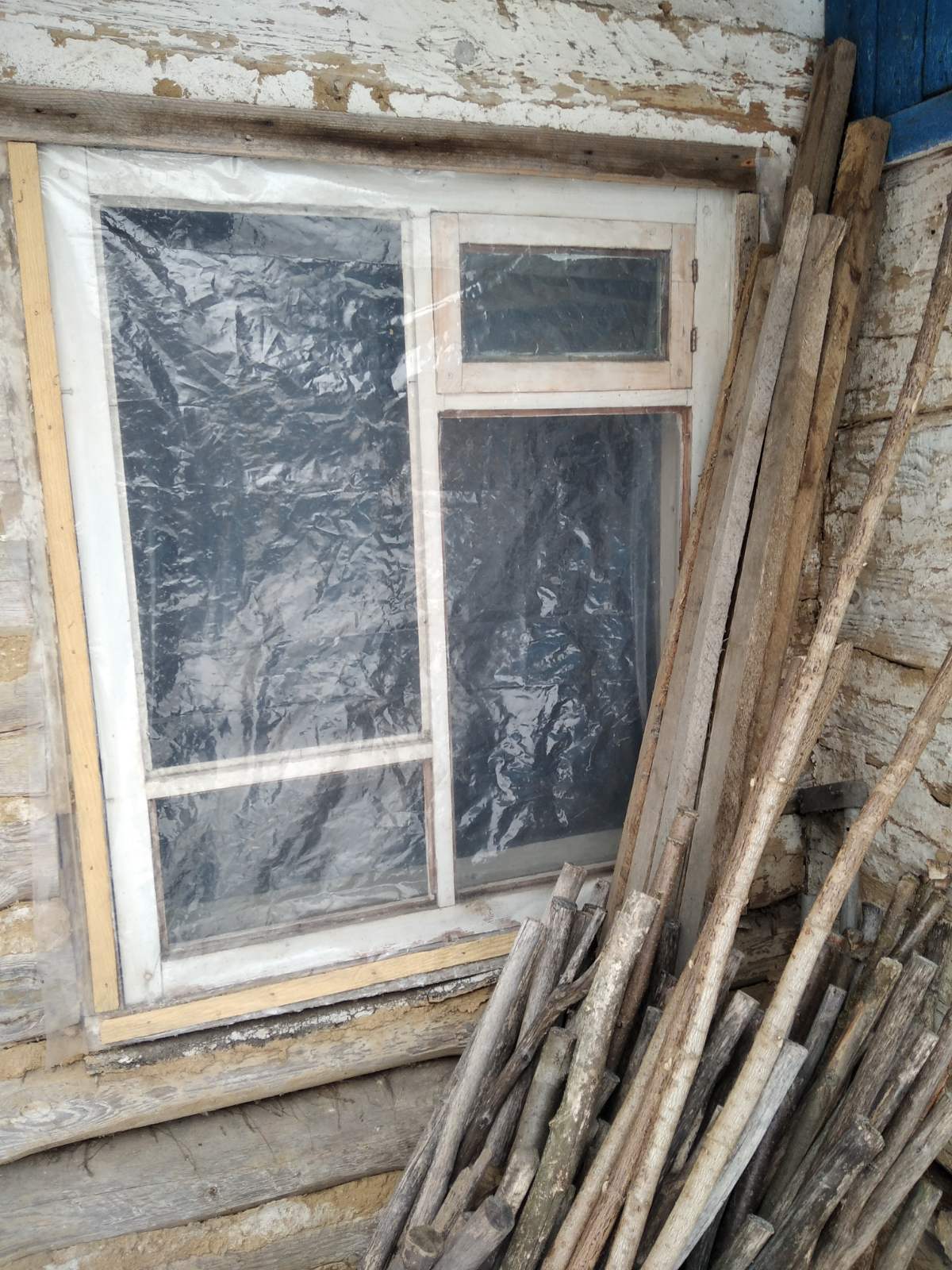 Подружжю пенсіонерів потрібна допомога по заміні вікон у будинку