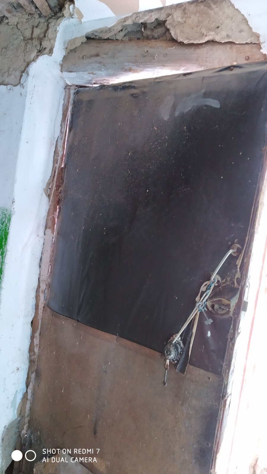 Допоможіть подружжю пенсіонерів жити разом: чоловіку з інвалідністю довелось покинути рідну домівку, а дружина залишилась, аби приглядати за зруйнованим сімейним гніздом 